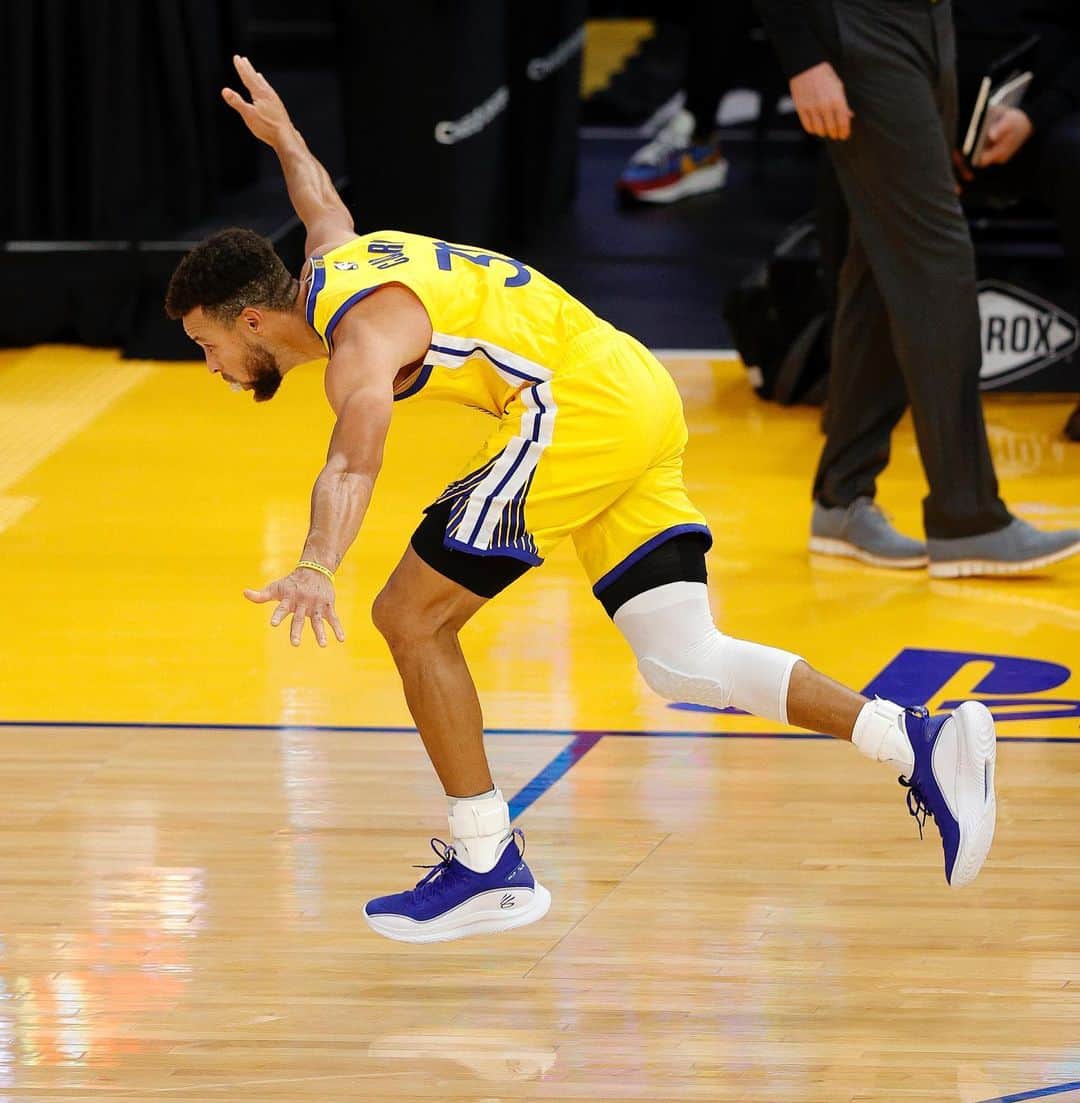 Under Armourのインスタグラム：「New year, same Steph. @Stephencurry30 drops a career-high 6️⃣2️⃣ in the #Curry8 Flow — You’ve never felt anything like these before. Hit the link in bio to get yours now.」