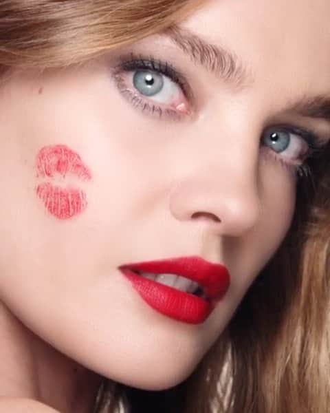 ナタリア・ヴォディアノヴァのインスタグラム：「A little kiss from @guerlain, my loves @inesandvinoodh and meeeee 💋💋💋at a time when we are all in a need of an extra kiss join this #guerlain KissKiss chain 💃🏾💃🏼💃🏻💃🏾🥰🙏🏼✨😘 #KissKiss @inesdelafressangeofficial @imari_karanja @heconghc @adelefarine & Yang Hao」