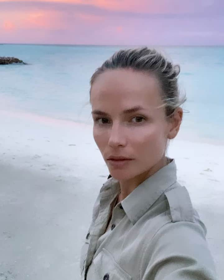 ナターシャ・ポーリーのインスタグラム：「04/01/21」