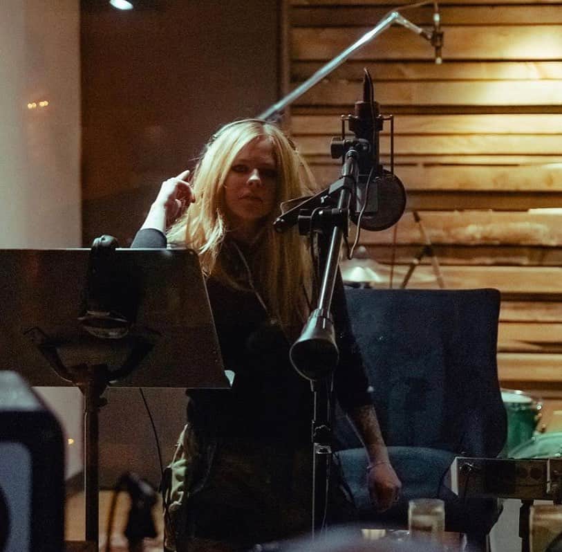 Kerrang!さんのインスタグラム写真 - (Kerrang!Instagram)「Regram: @avrillavigne ⠀⠀⠀⠀⠀⠀⠀⠀⠀ Avril Lavigne has announced a new single following studio sessions with Machine Gun Kelly, MOD SUN and producer John Feldmann! Read more over on Kerrang.com 🙌 ⠀⠀⠀⠀⠀⠀⠀⠀⠀ @machinegunkelly @modsun #kerrang #kerrangmagazine #avrillavigne #machinegunkelly #modsun」1月5日 1時30分 - kerrangmagazine_