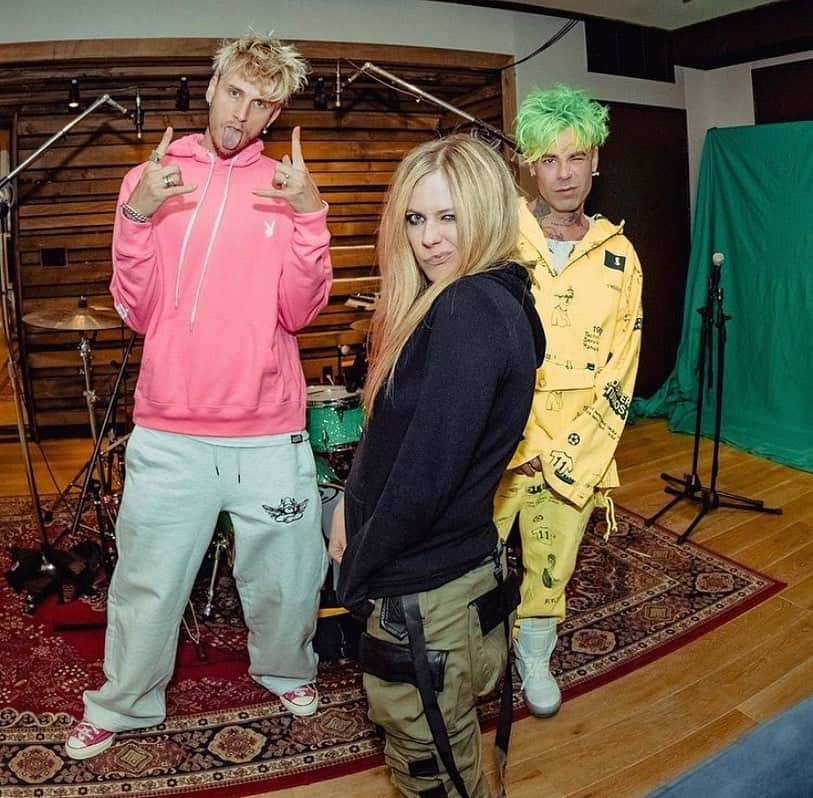 Kerrang!さんのインスタグラム写真 - (Kerrang!Instagram)「Regram: @avrillavigne ⠀⠀⠀⠀⠀⠀⠀⠀⠀ Avril Lavigne has announced a new single following studio sessions with Machine Gun Kelly, MOD SUN and producer John Feldmann! Read more over on Kerrang.com 🙌 ⠀⠀⠀⠀⠀⠀⠀⠀⠀ @machinegunkelly @modsun #kerrang #kerrangmagazine #avrillavigne #machinegunkelly #modsun」1月5日 1時30分 - kerrangmagazine_