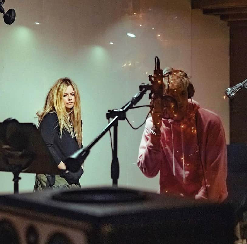 Kerrang!さんのインスタグラム写真 - (Kerrang!Instagram)「Regram: @avrillavigne ⠀⠀⠀⠀⠀⠀⠀⠀⠀ Avril Lavigne has announced a new single following studio sessions with Machine Gun Kelly, MOD SUN and producer John Feldmann! Read more over on Kerrang.com 🙌 ⠀⠀⠀⠀⠀⠀⠀⠀⠀ @machinegunkelly @modsun #kerrang #kerrangmagazine #avrillavigne #machinegunkelly #modsun」1月5日 1時30分 - kerrangmagazine_