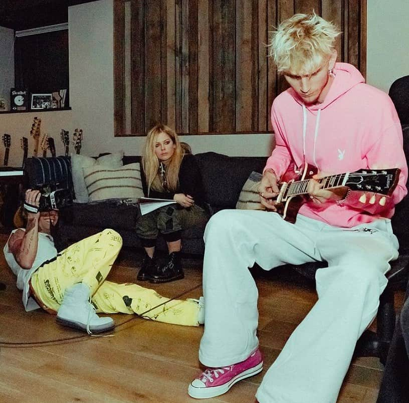 Kerrang!さんのインスタグラム写真 - (Kerrang!Instagram)「Regram: @avrillavigne ⠀⠀⠀⠀⠀⠀⠀⠀⠀ Avril Lavigne has announced a new single following studio sessions with Machine Gun Kelly, MOD SUN and producer John Feldmann! Read more over on Kerrang.com 🙌 ⠀⠀⠀⠀⠀⠀⠀⠀⠀ @machinegunkelly @modsun #kerrang #kerrangmagazine #avrillavigne #machinegunkelly #modsun」1月5日 1時30分 - kerrangmagazine_