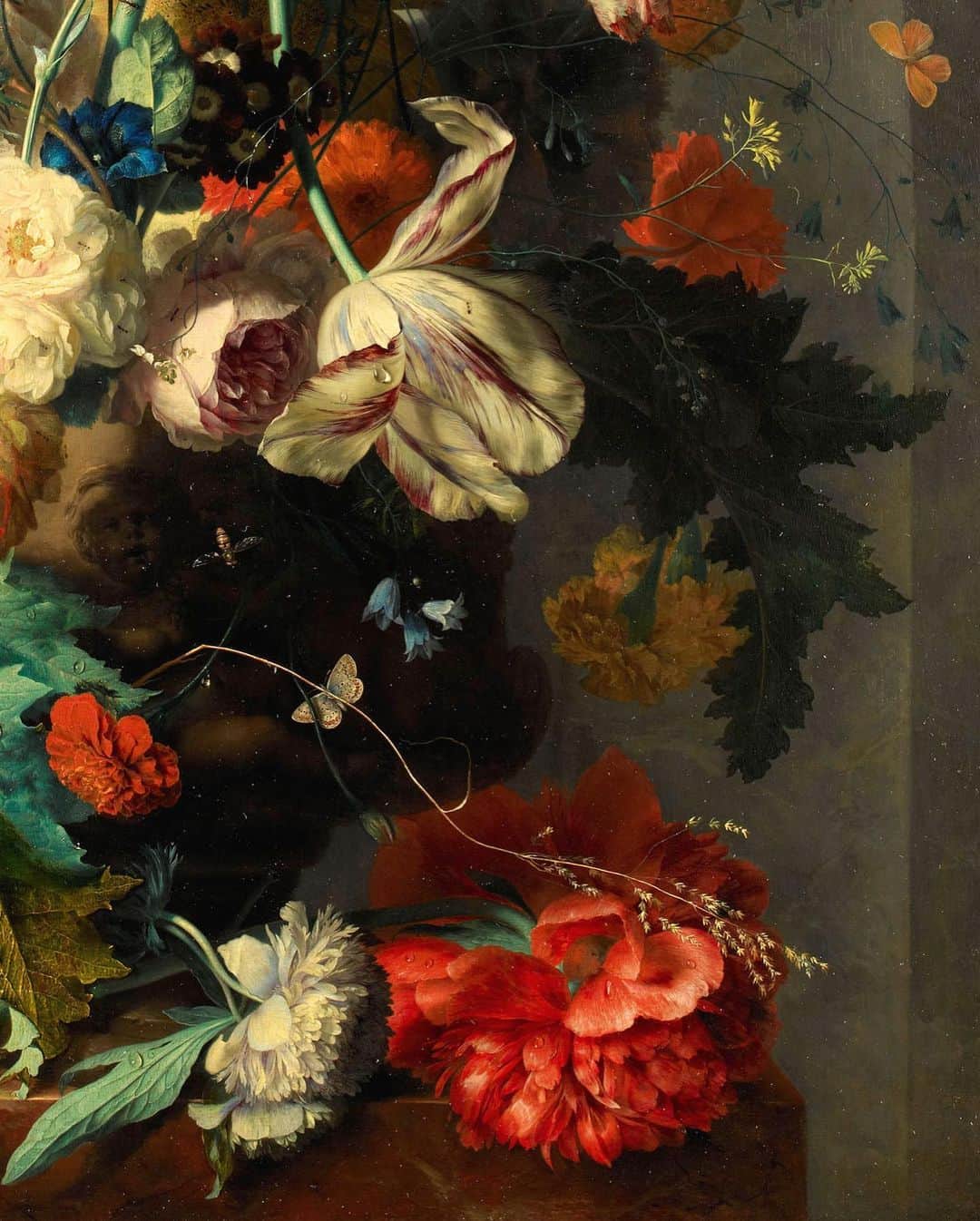 ルーブル美術館さんのインスタグラム写真 - (ルーブル美術館Instagram)「. 🇫🇷 Nous vous souhaitons une #BonneSemaine avec ce vase de fleurs dans une niche ! ☺️ - 💐 Le peintre hollandais Jan Van Huysum utilise dans ce tableau (1720-1740) les motifs traditionnels de la peinture de fleurs qu'il pousse à un haut degré de somptuosité décorative, à l'asymétrie joyeuse et aux coloris vifs. - 👁 La présentation d'une composition florale dans une niche évoque l'art du trompe-l’œil, comme si l'espace s'enfonçait réellement dans le mur. À cette volonté illusionniste s'ajoute la vérité naturaliste, si chère aux pays du Nord. Ainsi la représentation a-t-elle l'acuité d'un herbier, ô combien décoratif. - 🌷 Chacune des espèces possède ses qualités propres : corolles bleutées des petites belles-de-jour, grappes tintinnabulantes des jacinthes des bois, opulence sanguine d'une grosse pivoine, fragilité du pavot coquelicot, beauté bicolore de la tulipe, gracilité de l'œillet et douceur soyeuse des roses blanches... L'amoncellement de fleurs nous ferait presque oublier le vase, caché sous les feuillages, qui ne les contient qu'à grand-peine. - - - - 🌎 We wish you a #GoodWeek with this vase of flowers in a niche! ☺️ - 💐 The dutch painter Jan Van Huysum employs in this work (c. 1720-40) the traditional motifs of flower painting, but carries them to a pitch of brightly colored and joyfully assymetrical decorative opulence. - 👁 Presentating a floral composition in a niche creates a "trompe-l'oeil" effect, as though the picture space really were receding into the wall. Along with this illusionist intention, there is the naturalistic fidelity so dear to Northern artists. The flowers are rendered with a visual acuity worthy of a herbarium. - 🌷 Each of the different species has its qualities: the bluish corollas of the little morning glories; the tinkling clusters of the bluebells; the blood-red sumptuousness of a peony; the fragility of the poppy; the two-tone beauty of the tulip, the slenderness of the carnation, and the silky softness of white roses. The accumulation of the flowers almost makes us forget the existence of the vase, hidden away beneath the foliage. - 📷 © RMN - Grand Palais (Musée du Louvre) / Tony Querrec . . #Louvre #MuséeduLouvre」1月5日 1時37分 - museelouvre
