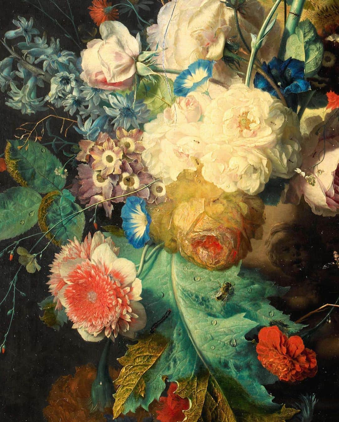 ルーブル美術館さんのインスタグラム写真 - (ルーブル美術館Instagram)「. 🇫🇷 Nous vous souhaitons une #BonneSemaine avec ce vase de fleurs dans une niche ! ☺️ - 💐 Le peintre hollandais Jan Van Huysum utilise dans ce tableau (1720-1740) les motifs traditionnels de la peinture de fleurs qu'il pousse à un haut degré de somptuosité décorative, à l'asymétrie joyeuse et aux coloris vifs. - 👁 La présentation d'une composition florale dans une niche évoque l'art du trompe-l’œil, comme si l'espace s'enfonçait réellement dans le mur. À cette volonté illusionniste s'ajoute la vérité naturaliste, si chère aux pays du Nord. Ainsi la représentation a-t-elle l'acuité d'un herbier, ô combien décoratif. - 🌷 Chacune des espèces possède ses qualités propres : corolles bleutées des petites belles-de-jour, grappes tintinnabulantes des jacinthes des bois, opulence sanguine d'une grosse pivoine, fragilité du pavot coquelicot, beauté bicolore de la tulipe, gracilité de l'œillet et douceur soyeuse des roses blanches... L'amoncellement de fleurs nous ferait presque oublier le vase, caché sous les feuillages, qui ne les contient qu'à grand-peine. - - - - 🌎 We wish you a #GoodWeek with this vase of flowers in a niche! ☺️ - 💐 The dutch painter Jan Van Huysum employs in this work (c. 1720-40) the traditional motifs of flower painting, but carries them to a pitch of brightly colored and joyfully assymetrical decorative opulence. - 👁 Presentating a floral composition in a niche creates a "trompe-l'oeil" effect, as though the picture space really were receding into the wall. Along with this illusionist intention, there is the naturalistic fidelity so dear to Northern artists. The flowers are rendered with a visual acuity worthy of a herbarium. - 🌷 Each of the different species has its qualities: the bluish corollas of the little morning glories; the tinkling clusters of the bluebells; the blood-red sumptuousness of a peony; the fragility of the poppy; the two-tone beauty of the tulip, the slenderness of the carnation, and the silky softness of white roses. The accumulation of the flowers almost makes us forget the existence of the vase, hidden away beneath the foliage. - 📷 © RMN - Grand Palais (Musée du Louvre) / Tony Querrec . . #Louvre #MuséeduLouvre」1月5日 1時37分 - museelouvre