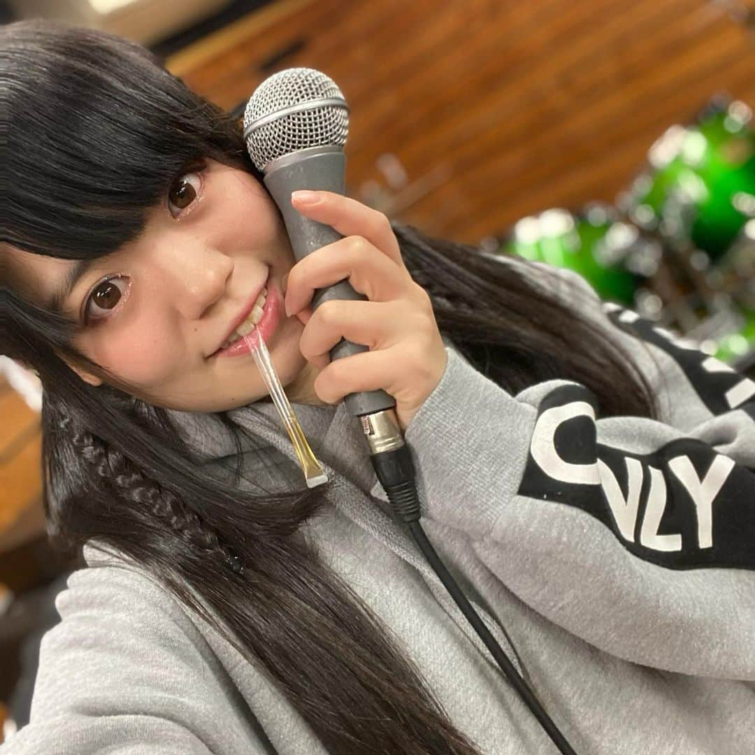 花咲希音さんのインスタグラム写真 - (花咲希音Instagram)「自主練  #スタジオ #自主練 #アイドル #くわえてる のは #マヌカハニー #ポートレート #無加工 #脚 #絶対領域 #ニーハイ #グラビア #グラドル #ツインテール#黒髪ストレート #girl #ぱっつん前髪 #前髪 #ぱっつん #姫カット #idol #ワールドエンドラヴァー #女優  #写真 #写真好きな人と繋がりたい #グラビア好きと繋がりたい #photooftheday #actress #花咲希音 #自撮り#グラドル自画撮り部」1月5日 1時37分 - __n__o__n