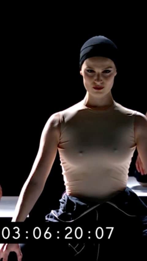 ロベルト・ボッレのインスタグラム：「Guardate o riguardate anche solo il primo minuto e mezzo di questo balletto. C’è dietro un grande lavoro per raggiungere la sincronia dei movimenti richiesta, per eseguire alla perfezione i diversi canoni, muovendosi tra ritmi diversi, silenzi musicali, respiri marcati, grida, battiti di mani....grazie a tutti i bravissimi ballerini del Teatro dell’Opera che sono qui con me e grazie a @ekman per averci dato l’opportunità di far conoscere questo brano al grande pubblico @rai1official ❤️ ps: potete rivedere tutta la puntata su @raiplay_official」