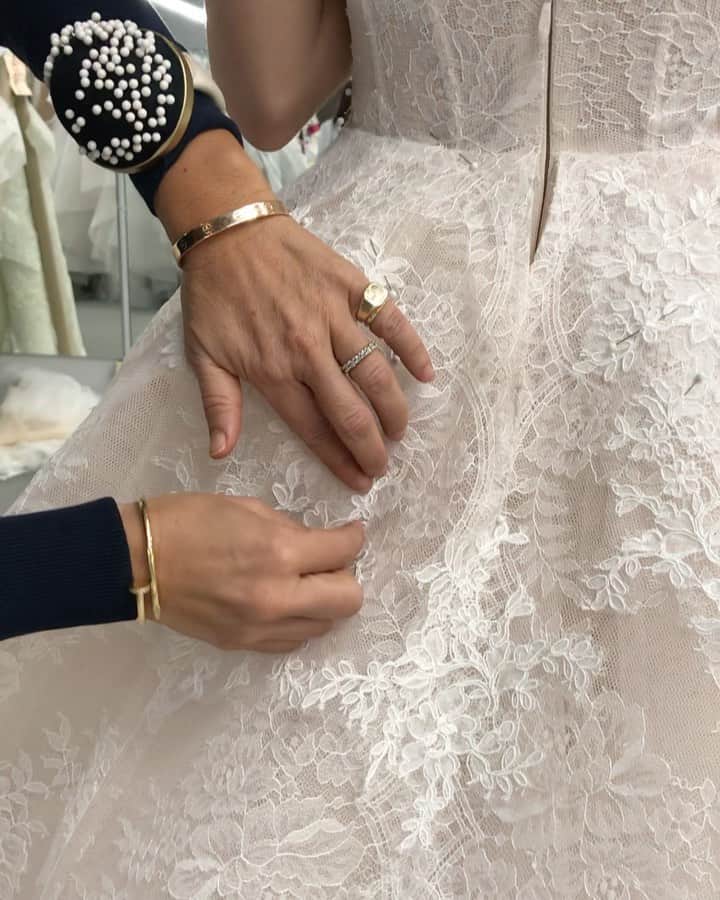 Monique Lhuillierのインスタグラム：「It’s all in the details ✂️💗 #moniquelhuillier #mlbride #bts」