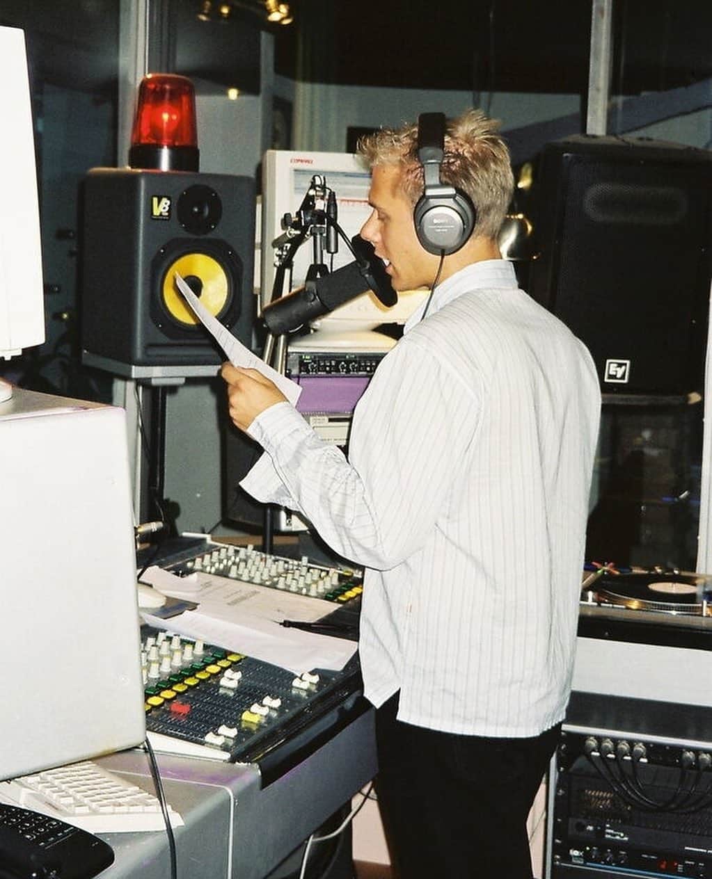 Armin Van Buurenのインスタグラム：「I've got a special @asotlive announcement! Many of you submitted your favorite ASOT plays of all time last year. It's time to join me on the road to ASOT Episode 1000 with a special ASOT Top 1000 countdown from January 14 (10PM CET) till January 21 via YouTube/Twitch/Facebook! #ASOTTop1000 (link in bio)」