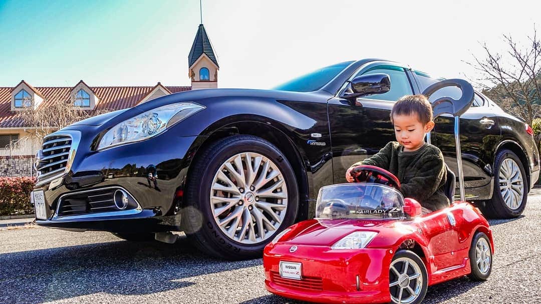 のインスタグラム：「2Nissan COLAB with my son. 息子と日産コラボ。  #日産 #Nissan #シーマハイブリッド #シーマ #フェアレディZ #fairladyz #nissanz #z33 #Nissancima #Y51 #y51シーマ #🚗 #こどものいる暮らし #コラボ #JAutoShow #Car #ニッサン #2歳半  #👦 #kids #2yearsold #myson #fatherandson」