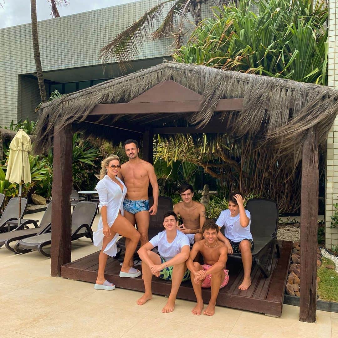 アレッサンドロ・ローザ・ヴィエイラのインスタグラム：「Onde vocês passaram a virada e com quem?  Nós fizemos uma das melhores viagens em #Maceio , paraíso na terra!  Agradecer muito o @ritzlagoadaanta pela hospitalidade, localização, alimentação, atendimento, quartos etc - Indico muito ❤️ 🏝 🏊-  Estar com vocês foi perfeito @lilifariav @enzofariafontaoo @enzo12mendes @luigi12mendes @cairofariaa ❤️」