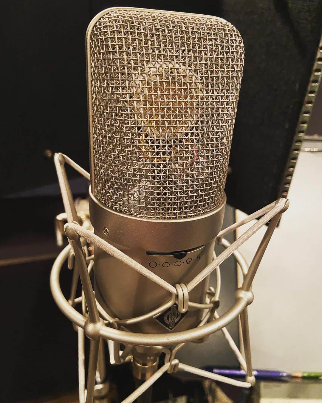 のインスタグラム：「仕事始め🎤  今日の相棒は、ノイマン149😚」