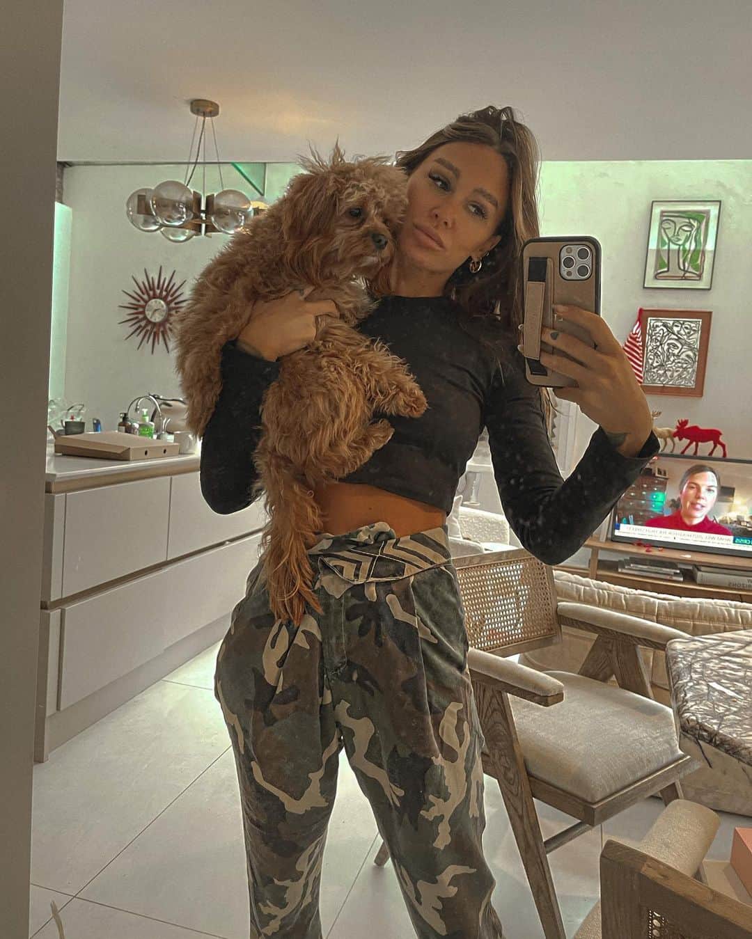 ルー・ティーズデールのインスタグラム：「Dogs or humans?」