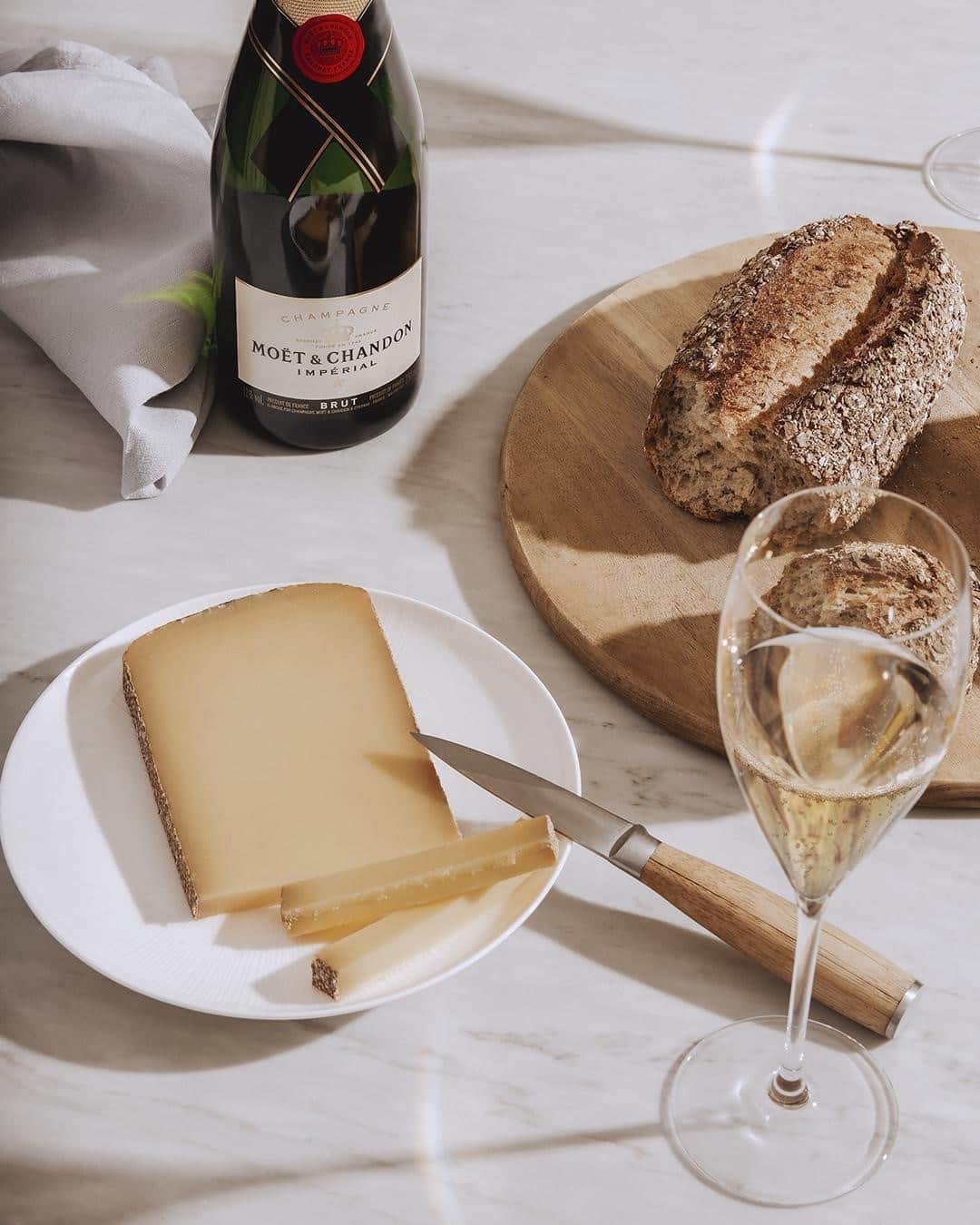 Moët & Chandon Officialさんのインスタグラム写真 - (Moët & Chandon OfficialInstagram)「A MATCH MADE IN HEAVEN. There’s nothing quite like the pairing of rich, salty comté cheese with the fruity freshness of Moët Impérial. The simplest of matches can sometimes be the most memorable.  #MoetChandon #MoetImperial #AtHomeWithMoet  This material is not intended to be viewed by persons under the legal alcohol drinking age or in countries with restrictions on advertising on alcoholic beverages. ENJOY MOET RESPONSIBLY」1月5日 2時00分 - moetchandon