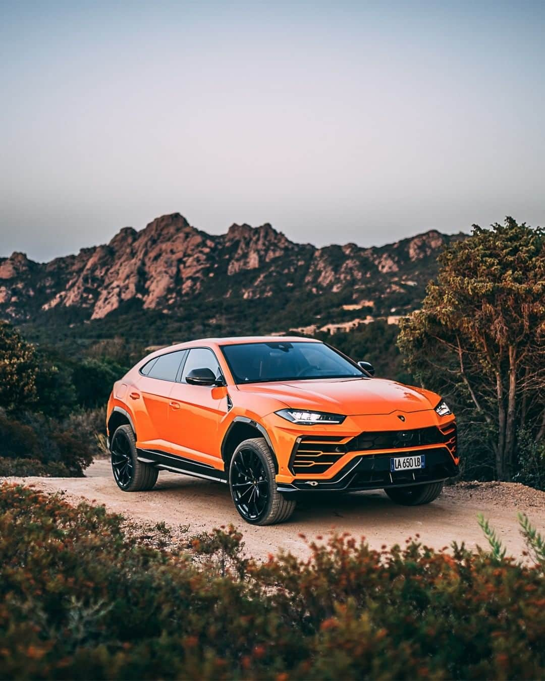 ランボルギーニさんのインスタグラム写真 - (ランボルギーニInstagram)「Even where there’s no road, Urus creates a beautiful one. Captured by @stephan_bauer.   #Lamborghini #Urus #UnlockAnyRoad」1月5日 2時00分 - lamborghini