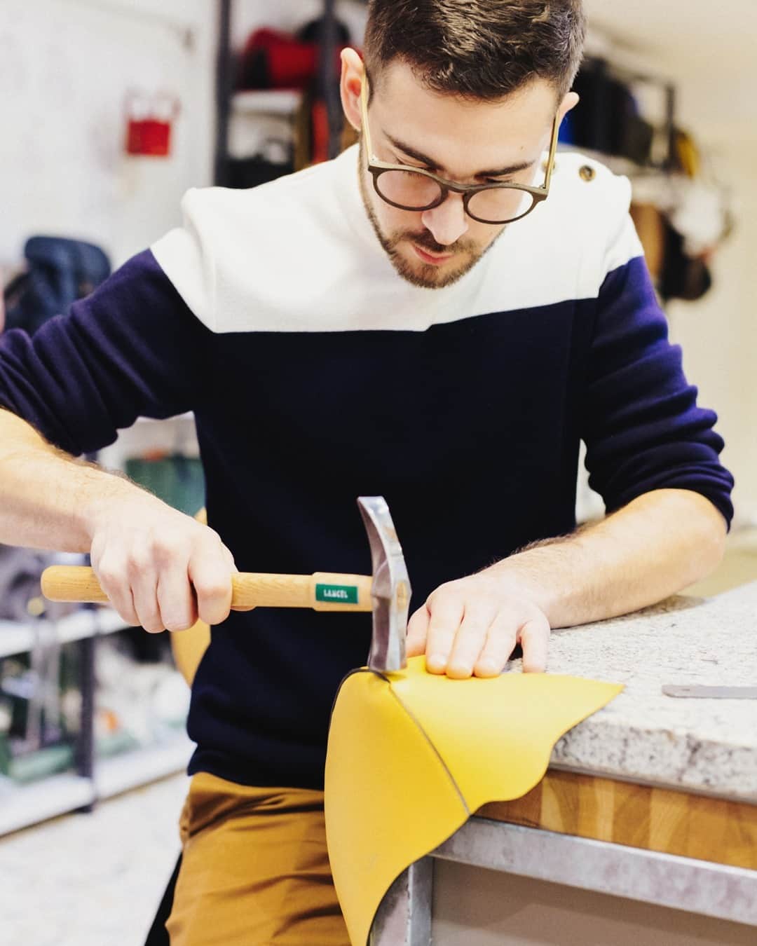 ランセルのインスタグラム：「*Résolution n°1 : Je ferai le choix de la qualité et de la durabilité*  Mettre le beau au service de nos envies. Depuis ses débuts, en 1876, la Maison Lancel s’évertue à imaginer une maroquinerie haut de gamme, teintée d’audace et de fantaisie. Avec ses créations intemporelles et élégantes, façonnées avec un extraordinaire savoir-faire, Lancel définit avec éclat les contours du style à la Française.    C’est au cœur du 17e arrondissement que les créations signées Lancel prennent vie.  Dans l’atelier de prototypage de la rue Ampère, mené par un Compagnon du Devoir, les équipes répondent avec élégance et savoir-faire aux propositions du bureau de style.  ••• *Resolution #1 : I will choose quality and durability*  Placing beauty at the heart of our wishes. Since its creation in 1876, Lancel has been striving to create high-quality leather goods, with a touch of boldness and fantasy. With its timeless and elegant designs, tailored with extraordinary craftsmanship, Lancel brilliantly defines the contours of French style.  It is in the heart of the 17th arrondissement that creations of Lancel come to life.  In the prototyping workshop rue Ampère, run by a Compagnon du Devoir, the teams respond with elegance and know-how to the proposals of the design office.   #Since1876 #Lancel」