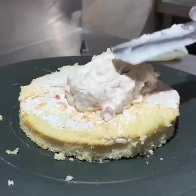 2.8 Milllon CAKESTERS!のインスタグラム：「FRESH FRUIT GATEAUX CAKE 😍⁠ 🎥: @spoonsofdilli」