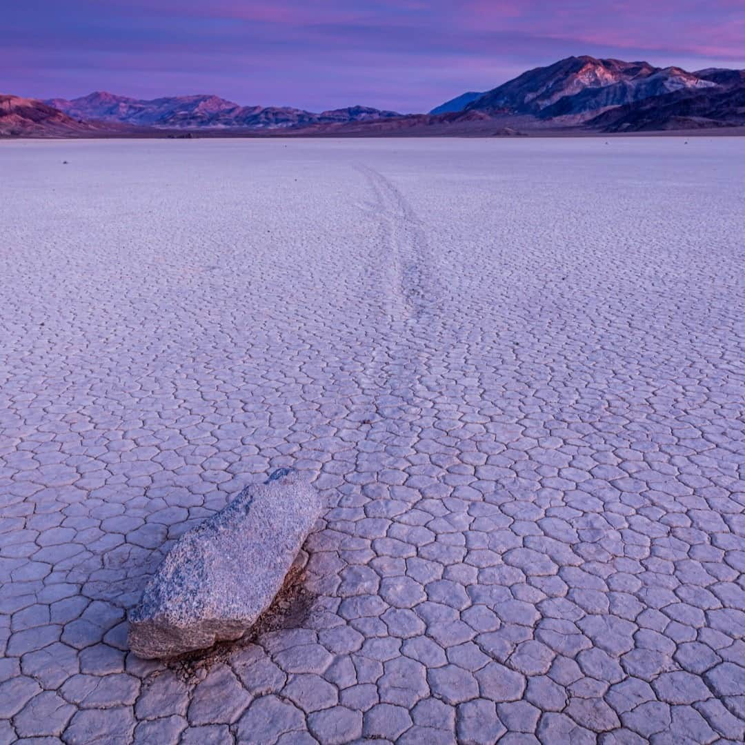 アメリカ内務省さんのインスタグラム写真 - (アメリカ内務省Instagram)「Go at your own pace. Beautiful traveling rocks have been one of the most enduring mysteries at Death Valley National Park in #California. The Racetrack Playa is a dry lakebed with hundreds of rocks leaving clues to their travels with winding trails. Some of the rocks, which weigh up to 700 pounds, have traveled over 1,500 feet.  For years, the source of their movement had gone unsolved, but in 2014 researchers discovered a rare combination of events that move the rocks. When the playa floods and cold #winter nights freeze the water into a thin layer of ice that then break into large floating panels as night turns into day, winds drive the rocks forward across the slippery surface, which leave trails in the soft mud below. Although #scientists have discovered the secret of the moving rocks, the fascination remains the same.   "I know it's only rock 'n' roll but I like it, like it, yes, I do" - Rolling Stones   With such a fragile surface, we can all do our part to maintain this remote area and keep it fascinating and mysterious for years to come. Photo @DeathValleyNPS by Shu Xu (www.sharetheexperience.org). #usinterior #rocknroll #beautyscrolling #DeathValleyNationalPark #DeathValleyLove」1月5日 2時02分 - usinterior