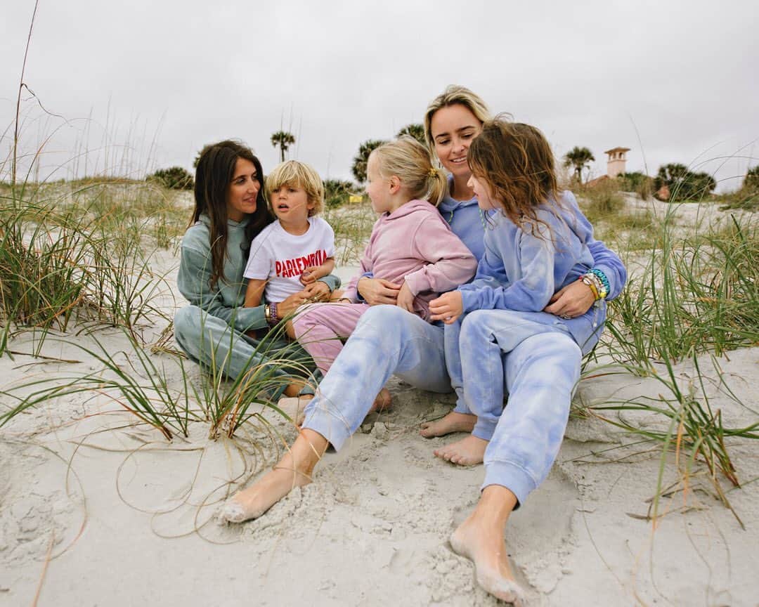 ダニジョーのインスタグラム：「Beach winter 🏝 Shop our cold weather staple — sweat sets for #dannijogirls or minis 🛒〰️」
