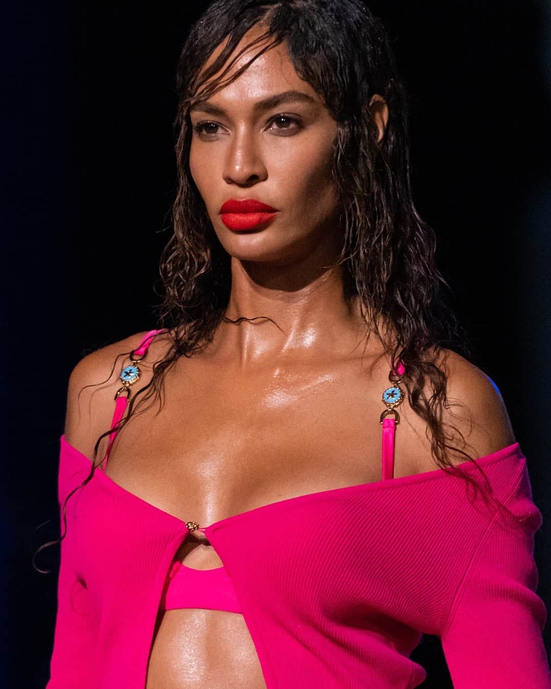 Fashion Weekのインスタグラム：「Hot pink heating up the runway with @joansmalls walking for @versace. Photo by @gettyimages」
