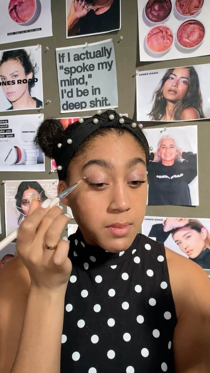 ボビー・ブラウンのインスタグラム：「A walkthrough @jonesroadbeauty’s newest launches — 2 beautiful kits, one with a cool pink tone and one with a bronze hue, both featuring a Just A Sec, a Sparkle Wash, a mini Miracle Balm and a Cool Gloss.」