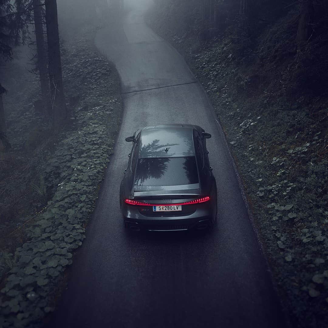 Audiさんのインスタグラム写真 - (AudiInstagram)「Foggy, with a high chance of acceleration.  #AudiRS7 #EuroSpec」1月5日 2時19分 - audi