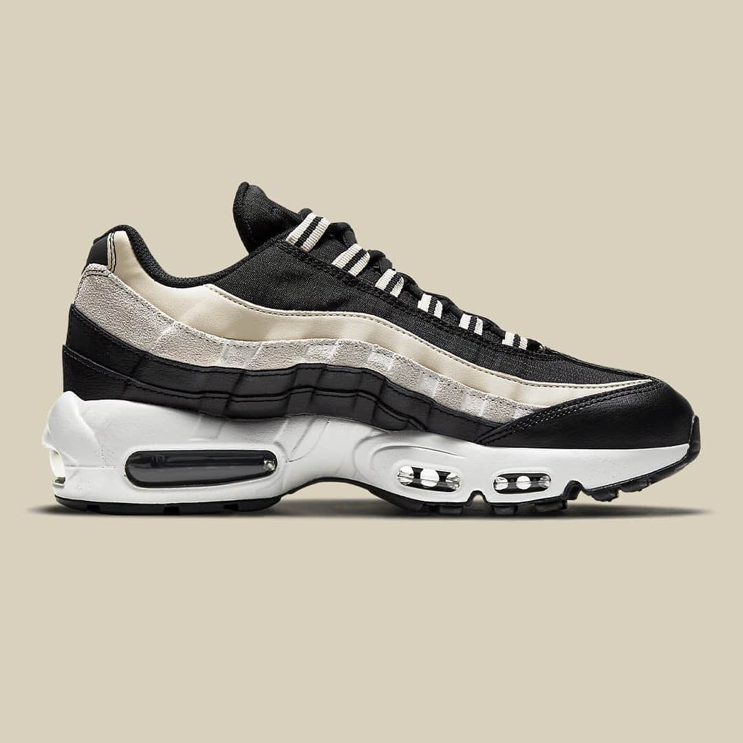 HYPEBEASTさんのインスタグラム写真 - (HYPEBEASTInstagram)「@hypebeastkicks: @nike brings a classy CDG HOMME PLUS-esque colorway to the Air Max 95. At first glance, “Champagne” is not the core color you see. In fact, the upper sports a construction of black ripstop nylon on the tongue and very top mid-panel section, while black leather has been used on the toe box, heel, and the last two mid-panel stripes. Sandwiched in between the middle’s use of ripstop and leather is a wave of light gray suede sporting the signature mini Swoosh in black embroidery, as well as a final wavy stripe in smooth “Champagne” suede while sitting atop a white midsole to complete the look. Stay tuned for more info.⁠⠀ Photo: Nike」1月5日 7時56分 - hypebeast