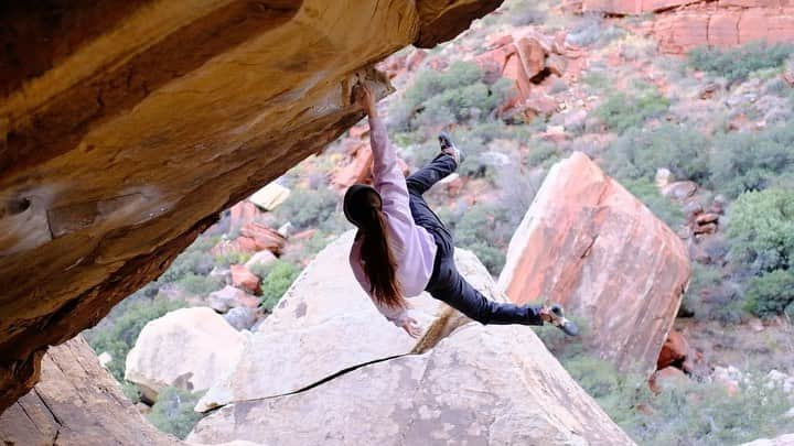 ブルック・ラバウトゥーのインスタグラム：「Abaddon 8A+/V12! • Happy to put this one down on the first day of the trip. The jump at the end is over a pit, definitely adding a thrill factor! • 🎥 by @finn.stack」