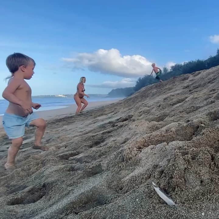 Bethany Hamiltonのインスタグラム：「Working out as a family! We’ve had a fun start to the year!!! 💪🏽✨💯 If I can find pregnant motivation you can find movement motivation too! Seriously tho, excuses can run rampant in our motivation and I’d love to join alongside of you to kick those excuses in the booty and to live life healthier! And you don’t need a fancy gym!  We just launched our “Workout Series Course” that is totally approachable and will get you going with a solid foundation to working out! Or join me for our ”ALL IN” Unstoppable Life Course to make 2021 a beautiful, focused and epic year no matter what it may throw our way!!! Link in bio to check out the course!」