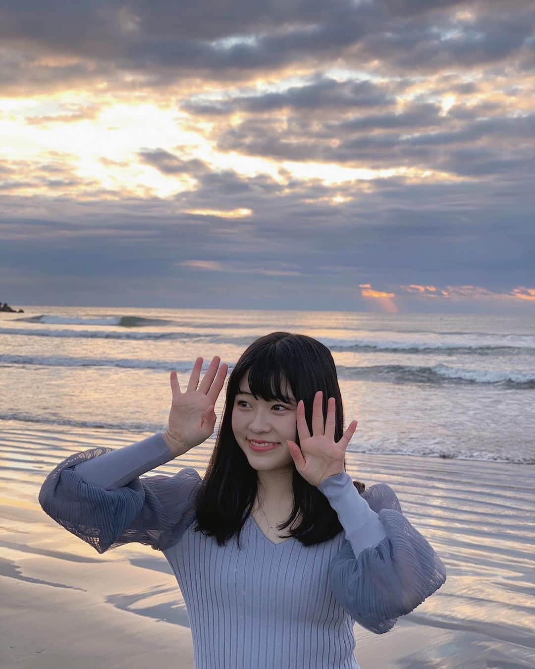 朝日奈芙季のインスタグラム：「🕊❄️﻿ ﻿  お正月に早起きをして、﻿ 朝日を見にいったよ！☀️﻿ ﻿ レンブラント光線と言う光が﻿ 綺麗すぎて、パワーを貰えた気がする🦭🦭﻿ ﻿ ﻿ 海って波音を聞くだけで落ち着くし、﻿ キラキラしていて昔から大好きだな〜﻿ ﻿ 泳いだり、船に乗りたくなりました☺️﻿ ﻿ (2021をやりたかったんだけど、﻿ 12になってるのは見逃して...🥲笑)﻿ ﻿ ﻿ みなさんお正月の過ごし方﻿ 教えてくれて、ありがとうございます！💞﻿ 学校やお仕事始め、頑張っていきましょう🧊﻿ ﻿ ﻿ #crepuscularrays #cloud #sea」