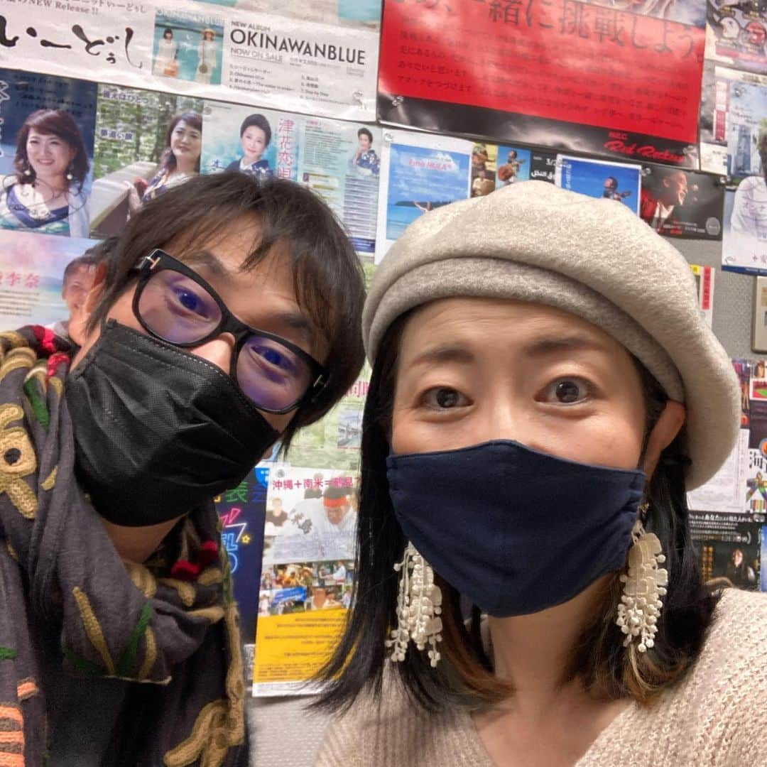 江藤あやさんのインスタグラム写真 - (江藤あやInstagram)「かわさきFM『岡村洋一のシネマストリート』にお邪魔させていただきました。  岡村さんとは、3年ほど前にスペイン映画の撮影でご一緒させていただき、先日、沖正人監督の『ある役者達の風景』の撮影で再会したのです。  「今度ラジオに遊びに来てくださいよ」とおっしゃってましたが、本当に呼んでくださるとは！ ミニアルバム『彩〜irodori〜』も紹介してくださり、私の出演する2/5公開予定の清水崇監督の『樹海村』の宣伝もさせていただきました。 ありがとうございました！！  ゲストに上西雄大さんもいらっしゃっていて、『ひとくず』のお話も聞けました。早く観たいです！  上手く話せたかは置いといて、とても楽しい時間でした。今年は良い年になりそうです。  #岡村洋一のシネマストリート #かわさきfm  #ひとくず  #上西雄大  さん #樹海村」1月5日 2時32分 - ayayakko19