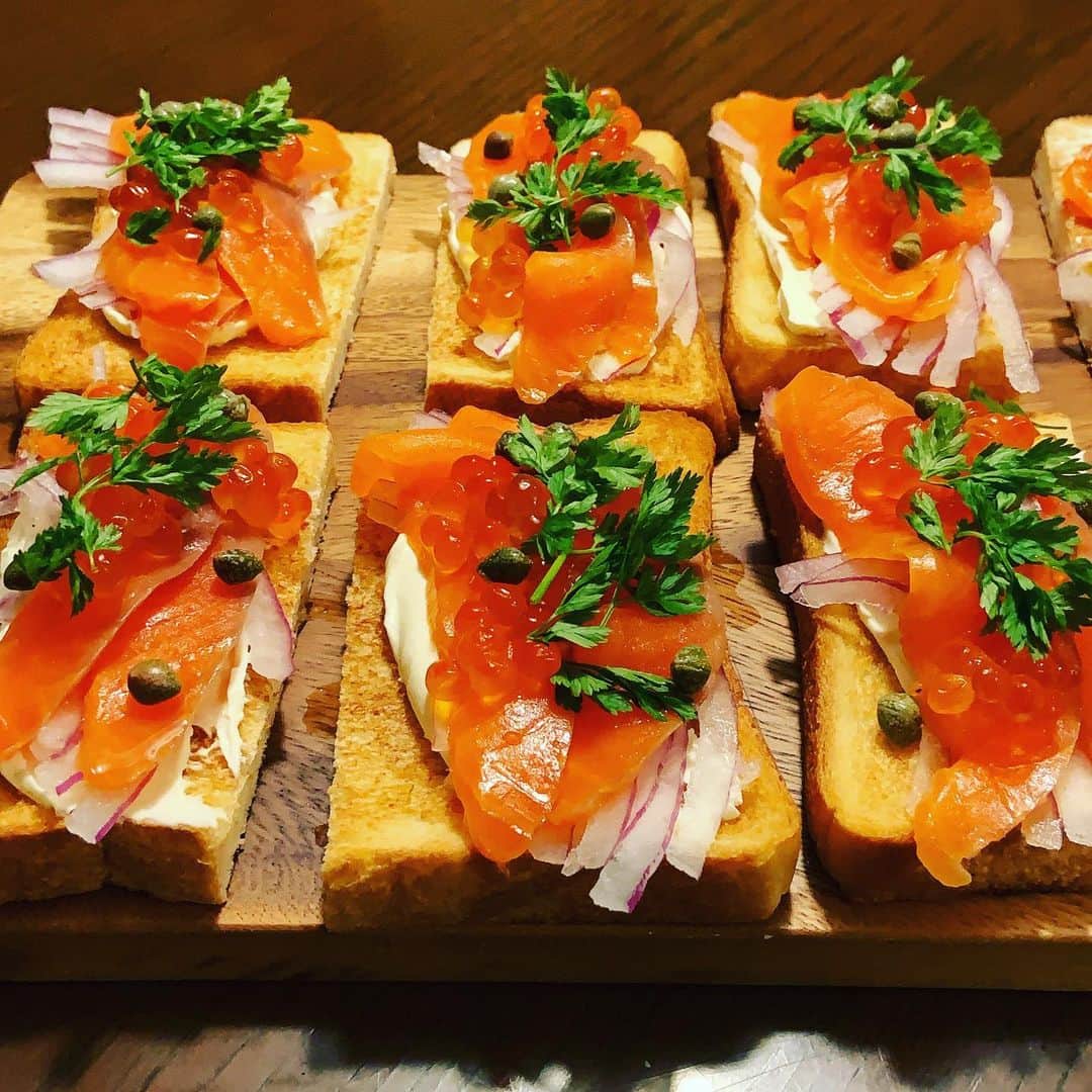 のインスタグラム：「年末の買い出しで調達した食材もそろそろ無くなってきた。冷蔵庫の中のものでやりくり。スモークサーモンといくらのオープンサンド。トーストにサワークリーム、紫玉ねぎ。セルフィーユも元気でよかった。」