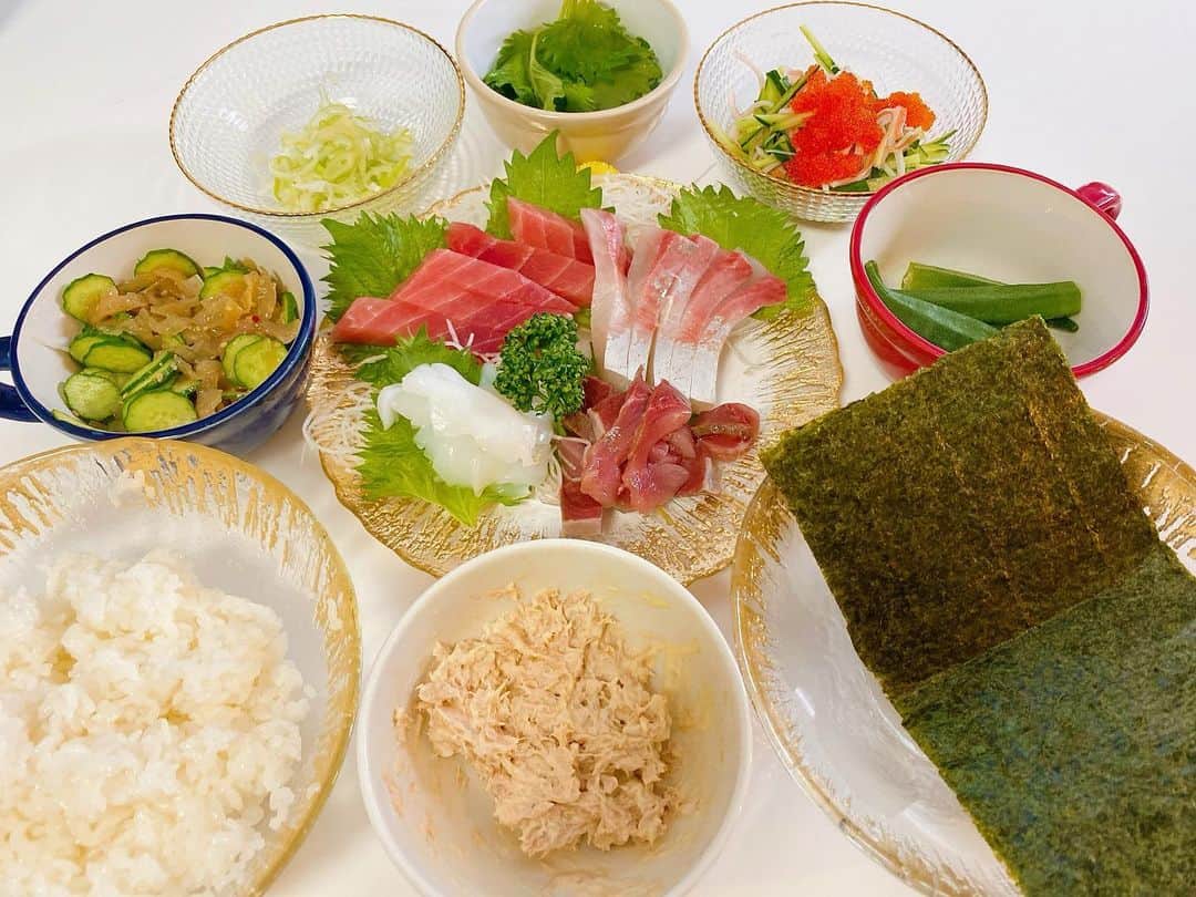 まんまるとまとさんのインスタグラム写真 - (まんまるとまとInstagram)「手巻き寿司♡🍣 ・ ・ ・ #おうちごはん #ごはん #手巻き寿司  #手巻き寿司パーティー #日本食  #japanesefood #japan #sushi  #sushitime🍣 #sushi🍣」1月5日 2時29分 - manmaru_tomato