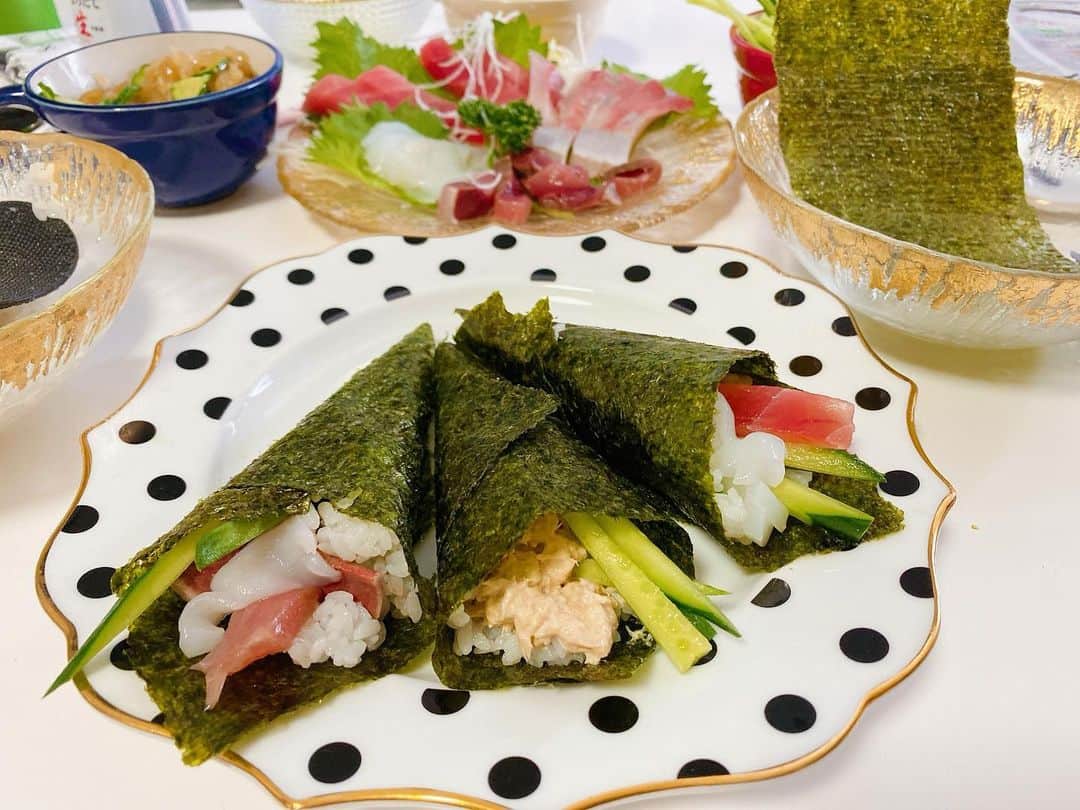 まんまるとまとさんのインスタグラム写真 - (まんまるとまとInstagram)「手巻き寿司♡🍣 ・ ・ ・ #おうちごはん #ごはん #手巻き寿司  #手巻き寿司パーティー #日本食  #japanesefood #japan #sushi  #sushitime🍣 #sushi🍣」1月5日 2時29分 - manmaru_tomato