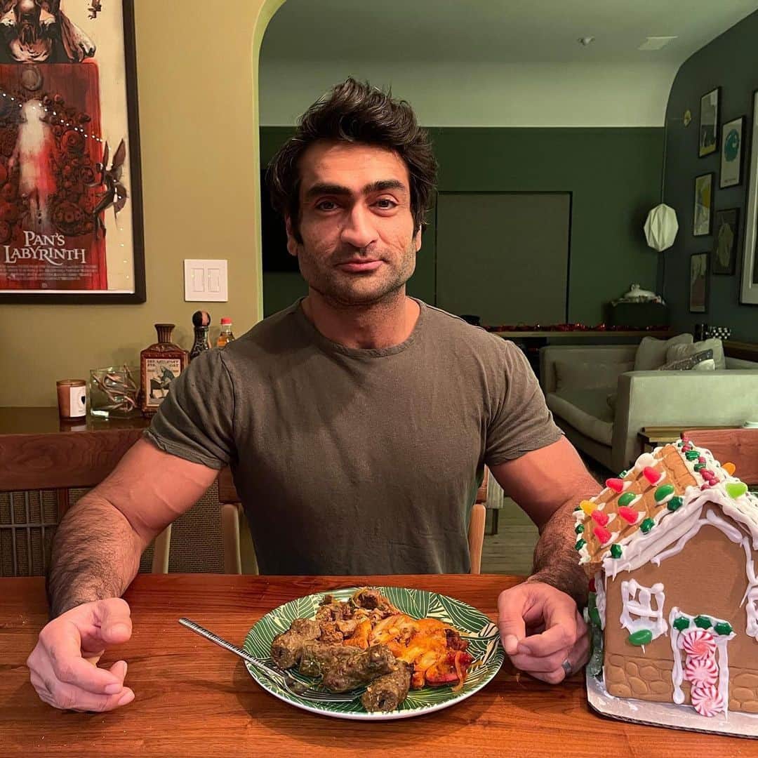 E! Onlineさんのインスタグラム写真 - (E! OnlineInstagram)「In 2019, Kumail Nanjiani made collective jaws drop with his body transformation for #Eternals. Now, fans are claiming said transformation has gone too far. The intense debate, and criticism sparked by a photo of James Bond, is in our bio. (📷: Instagram)」1月5日 2時30分 - enews