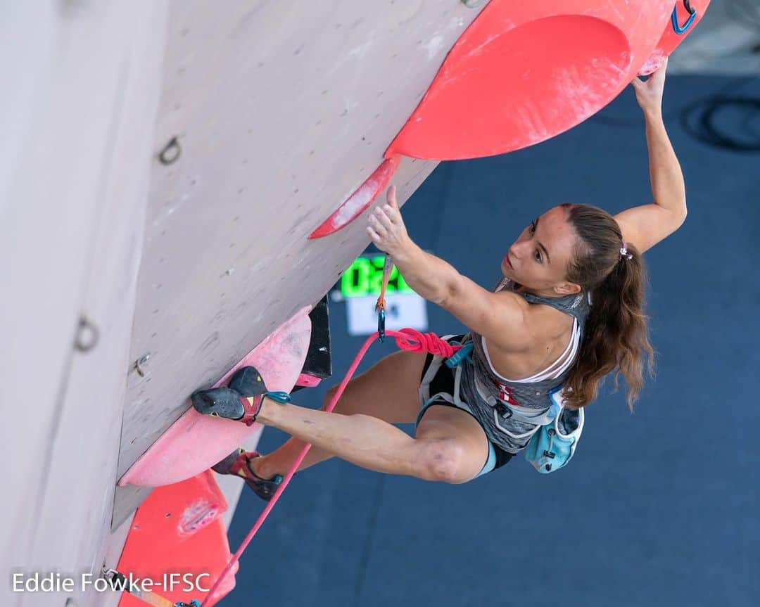 ユリア・フィシェルのインスタグラム：「📌 Memories of China before the pandemic 💭 fingers crossed this year will be filled with more competitions, travelling, hugs and healthy people than 2020 🤞 happy new year 🍀 📷: @thecircuitclimbing」