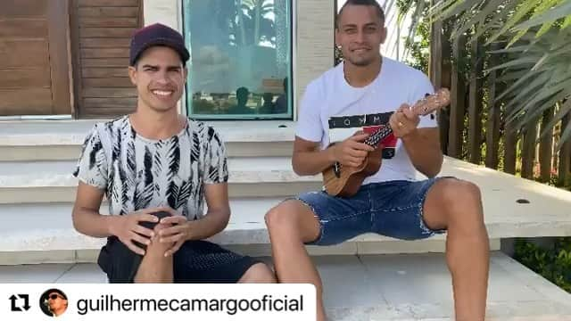 ドウグラスのインスタグラム：「Muito obrigado meu irmão @guilhermecamargooficial ! Por participar desse pequeno em ensaio dessa linda canção 🙏🏾🙌🏾✝️🛐! Louvo a Deus pela sua amizade ☺️! Deus abençoe  seu Ministério e sua Família 🙏🏾❤️🤗 tmj papaa 😆🕺🏾🇲🇱🇧🇷🇯🇲」