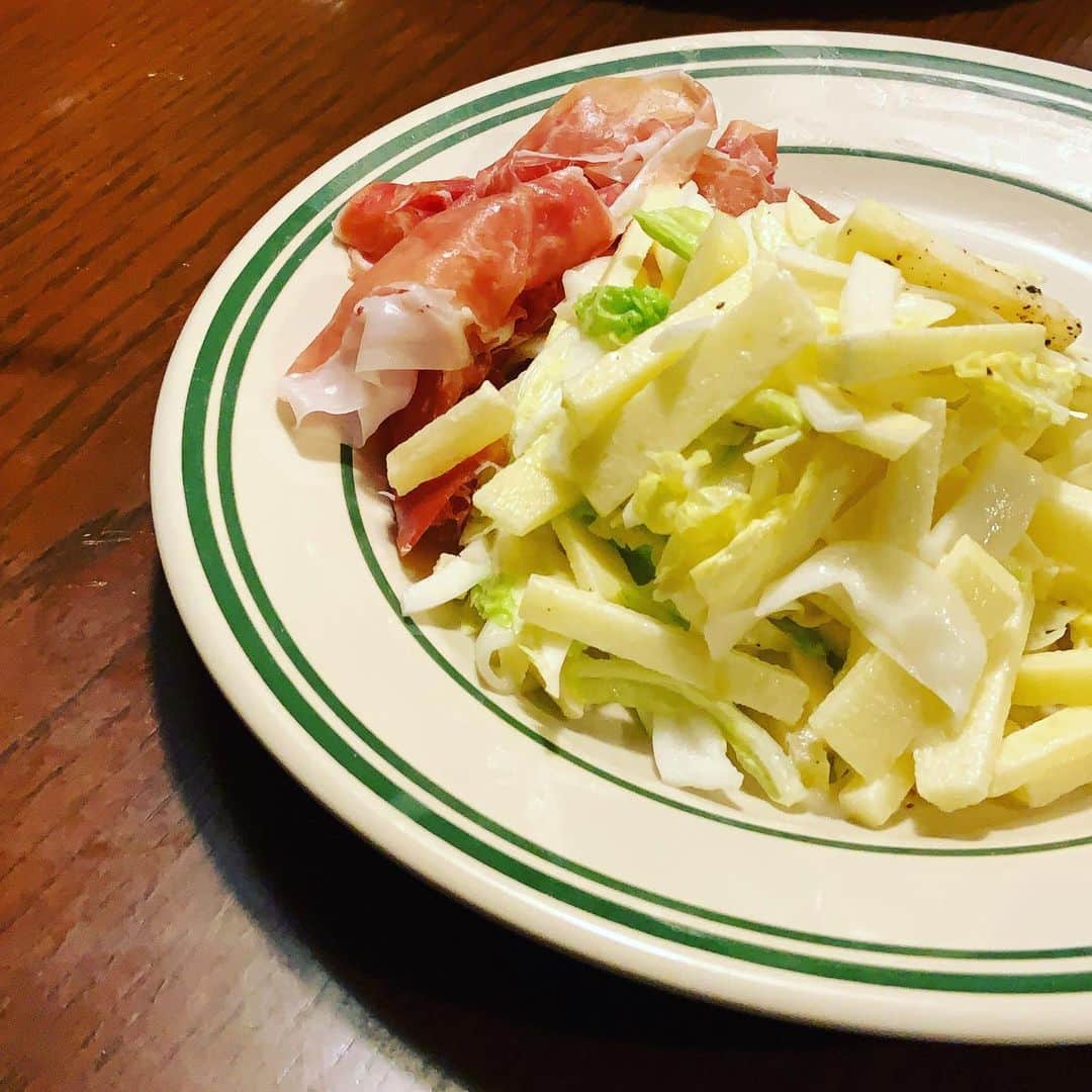 のインスタグラム：「緑の葉物がなくなってきたので白菜をりんごと組み合わせてサラダに。霜降り白菜はシャキシャキと甘い。それぞれ細く切って、ドレッシングはマヨネーズをレモン汁とホワイトバルサミコでゆるめてオリーブオイルも。塩胡椒で調える。これを生ハムと食べるとなんともオツな味。思いつきで作ったものが好評だと気分がよい。  #白菜とりんごのサラダ  #副菜の鬼」