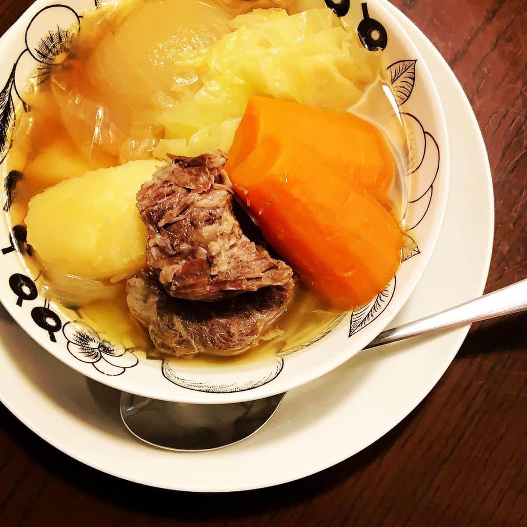 のインスタグラム：「あとは大鍋に放り込んでに煮込めばできるポトフ。牛スネ肉だけ圧力鍋で先に煮て、野菜類は後から時間差で。美味しいスープで煮た野菜がご馳走。じんわりほっこり沁みる。  #ポトフ」