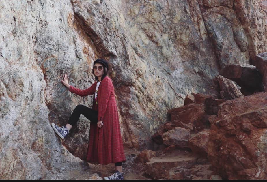 辻井美香のインスタグラム：「自然とマッチしない格好だけど、岩とは最高にマッチした🤣  My fashion seems to match the rocks 😊  📍#pointdume  〔California USA〕  #journeysofgirls  #explorecalifornia  #visitcalifornia  #girlslovetravel  #outfit  #outfitoftheday  #lookgoodfeelgood  #nature #followｍe」