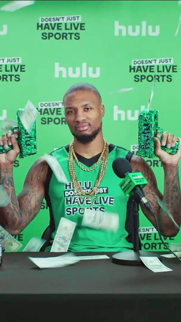 デイミアン・リラードのインスタグラム：「Diss track dropped. Sorry cable, switched to the stream now. #HuluDoesntJustHaveLiveSports #ItsALifestyle #DameDOLLA @hulu #ad」