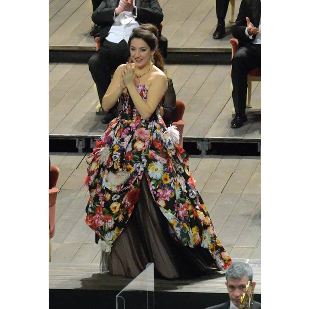 ドルチェ&ガッバーナさんのインスタグラム写真 - (ドルチェ&ガッバーナInstagram)「The soprano @rosa_feola wears #DolceGabbana in occasion of the live event of the New Year’s Concert held at the @teatrolafenice in Venice and featured on @rai1official.    The finale look features a printed floral dress.  The opening “La Traviata” aria look includes a black chiffon dress, while the “Romeo & Juliet” aria look is made up of a white lace dress.    #DGCelebs」1月5日 3時00分 - dolcegabbana