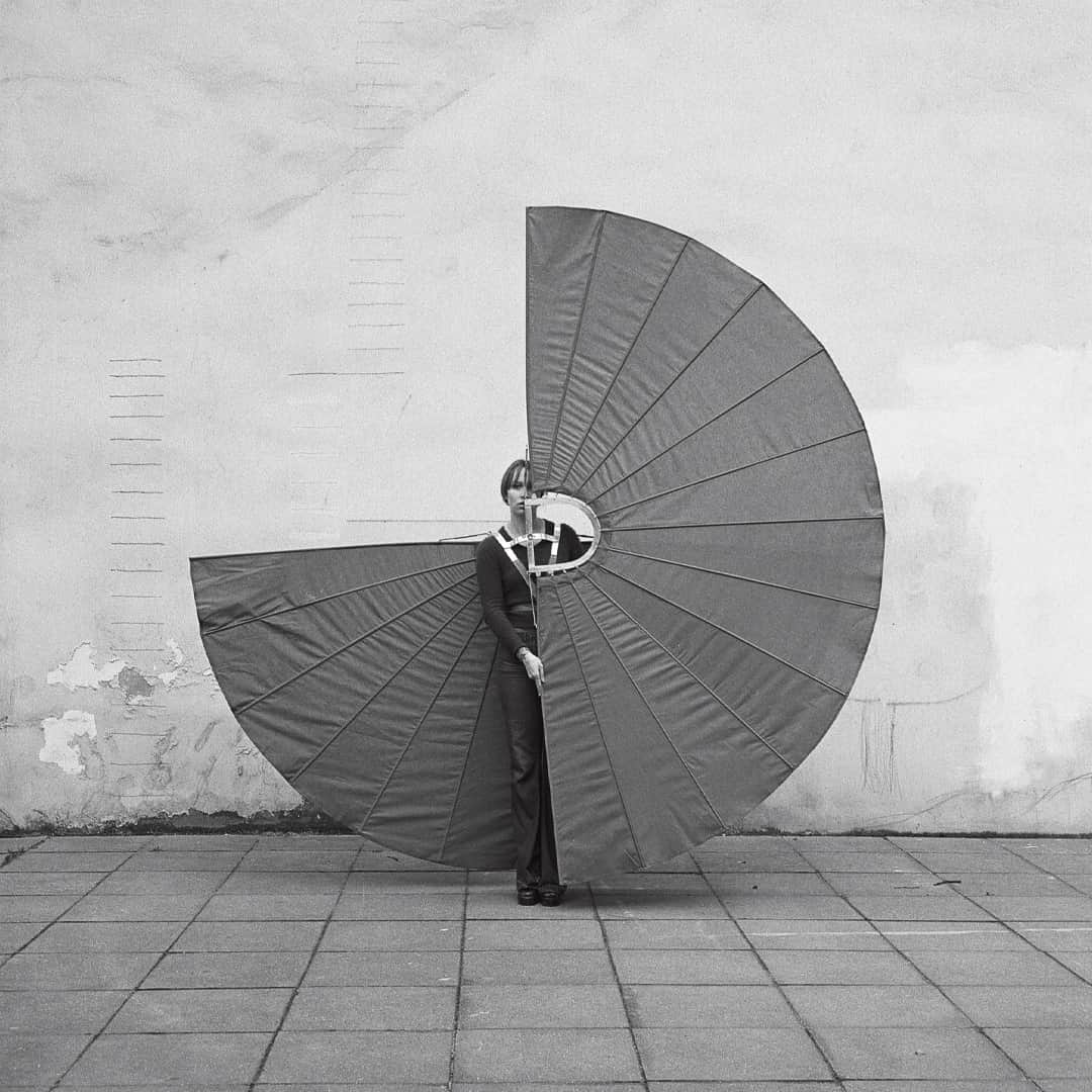 エルエヌシーシーのインスタグラム：「LN-CC Inspiration: White Body Fan - Rebecca Horn, 1972.」