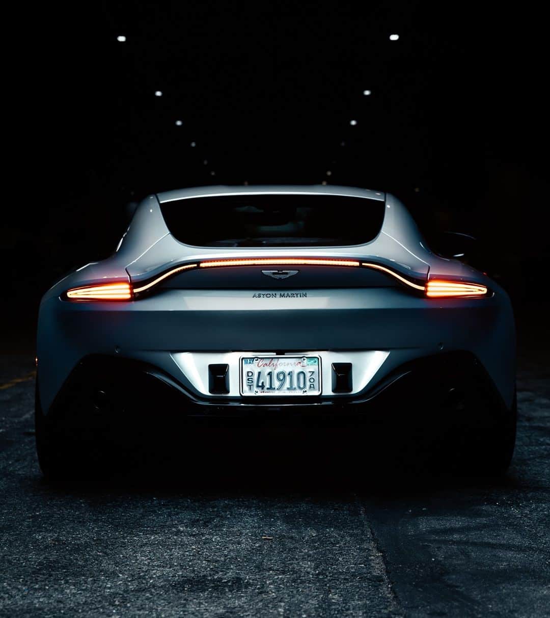 のインスタグラム：「Vantage stuns from every angle.  📸@moliverallen  #AstonMartin #Vantage」