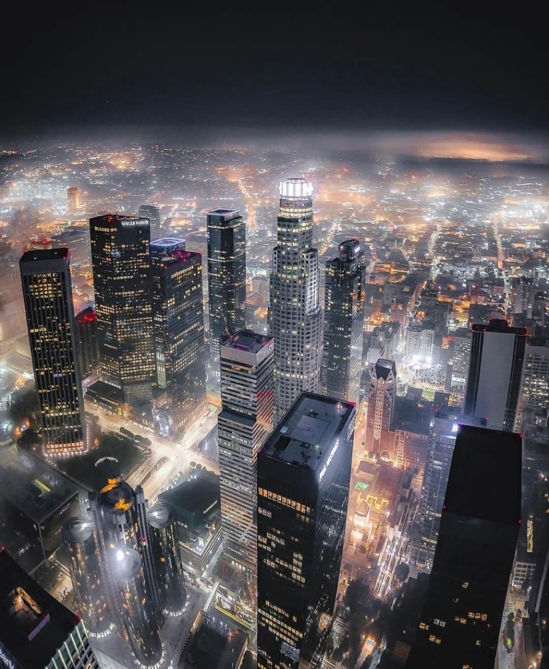 Earth Picsさんのインスタグラム写真 - (Earth PicsInstagram)「Foggy nights in Downtown LA 🌃 by @ericjon23」1月5日 3時00分 - earthpix