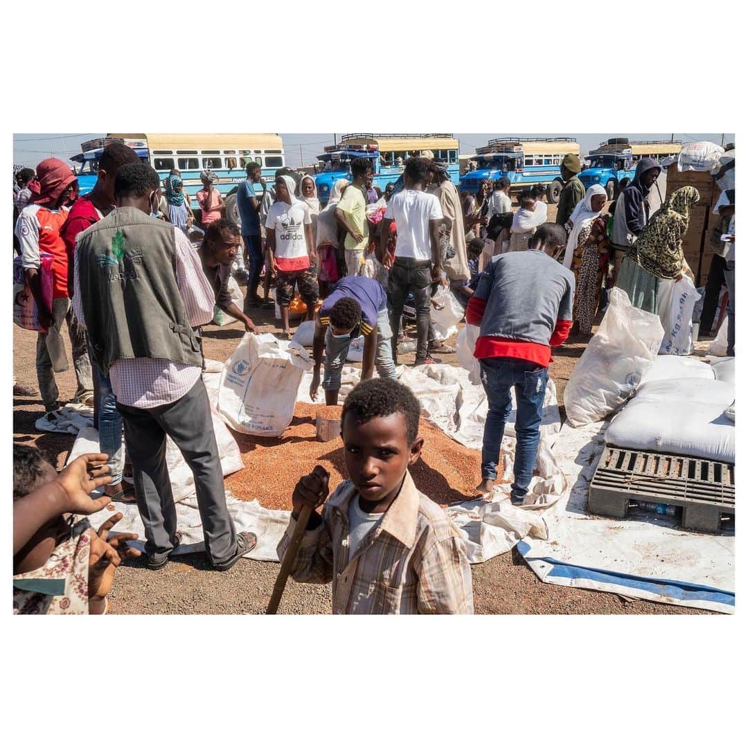 Magnum Photosさんのインスタグラム写真 - (Magnum PhotosInstagram)「Magnum photographer Thomas Dworzak (@thomasdworzak) documented Ethiopian refugees fleeing the conflict in the Tigray region after the government's military offensive against what is perceived as separatism by the Tigray regional government and its military branch Tigray People’s Liberation Front (TPLF).  . In November 2020, Ethiopia’s Prime Minister ordered military action against the TPLF following an alleged attack on a major Ethiopian Army base. The military conflict escalated after the TPLF held regional elections despite the constitutional postponement of the national elections due to the COVID-19 pandemic.  . Dworzak visited Al Hashaba and Um Rakuba camps, where refugees settle when crossing into Sudan, and where Médecins Sans Frontières (@doctorswithoutborders) runs the water supplies and has an emergency clinic in the camp. . By 12th December 2020, the United Nations High Commissioner for Refugees (UNHCR) reported that the number of refugees who have arrived in Sudan reached 50,000 – 45% of whom are children - with more than 1,500 arrivals on average per day.  . Photo captions in order of appearance: (1, 2, 4, 5) Al Hashaba Camp. (3) Um Rakuba Camp. Gedaref Region, Eastern border with Ethiopia/Tigray Region. December 2020. ⁠ ⁠ . © @thomasdworzak /#magnumphotos」1月5日 3時04分 - magnumphotos