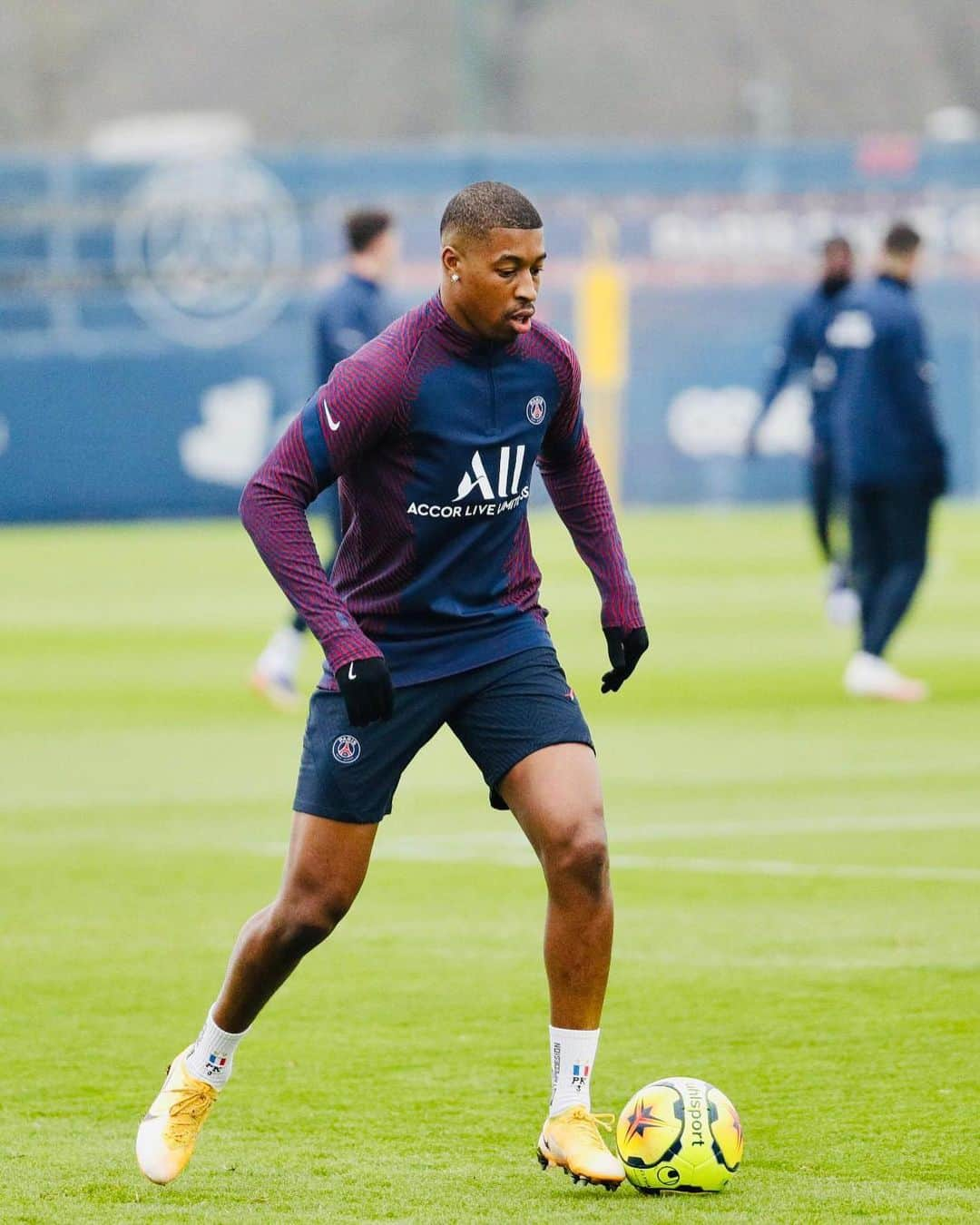 プレスネル・キンペンベさんのインスタグラム写真 - (プレスネル・キンペンベInstagram)「OMW🔙 👊🏽🔴🔵 #LAFORCE」1月5日 3時09分 - kimpembe3