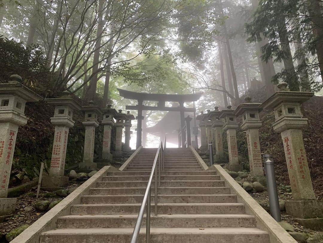 吉川大貴さんのインスタグラム写真 - (吉川大貴Instagram)「あけましておめでとうございます。  新年一発目の投稿は、 昨年の10月に先輩についてきてもらって、秩父にある三峯神社に行った思い出を載せてなかったのでこの投稿にしたいと思います。  ずっと行きたかったパワースポットにやっと行けた！  神々しい雰囲気に包まれたあの空間は表現できないほどのパワーを感じました。  #秩父  #三峯神社」1月5日 3時09分 - daiki_kikkawa