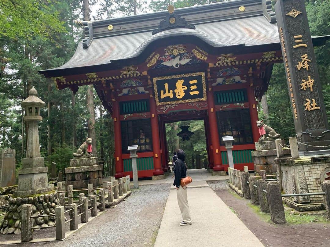 吉川大貴のインスタグラム：「あけましておめでとうございます。  新年一発目の投稿は、 昨年の10月に先輩についてきてもらって、秩父にある三峯神社に行った思い出を載せてなかったのでこの投稿にしたいと思います。  ずっと行きたかったパワースポットにやっと行けた！  神々しい雰囲気に包まれたあの空間は表現できないほどのパワーを感じました。  #秩父  #三峯神社」