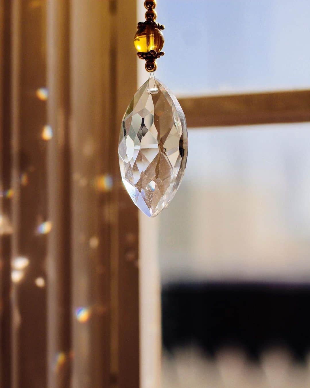 のインスタグラム：「✶ La pureté du Cristal 💫 . La sélection de belles matières,  une histoire de savoir-faire de la maison Satellite depuis 1987. . #satelliteparis #savoirfaire #bienvenueailleurssatellite #boutiquessatellite #jewelry #bijouxethniques」